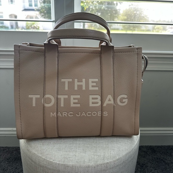 Marc Jacobs The Leather Medium Tote Bag in Twine - Picture 2 of 12